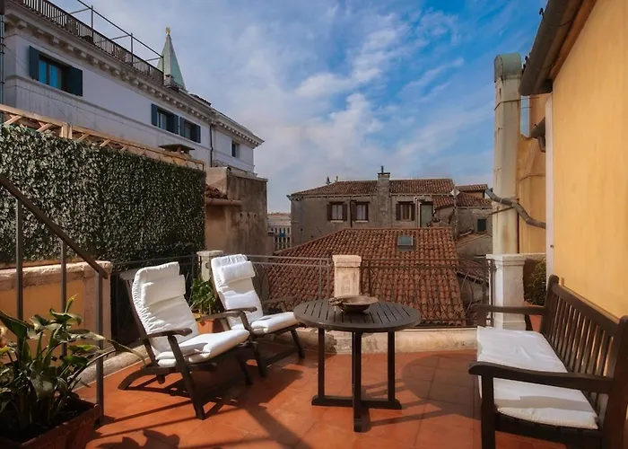 Attic Terrace San Square View דירה *